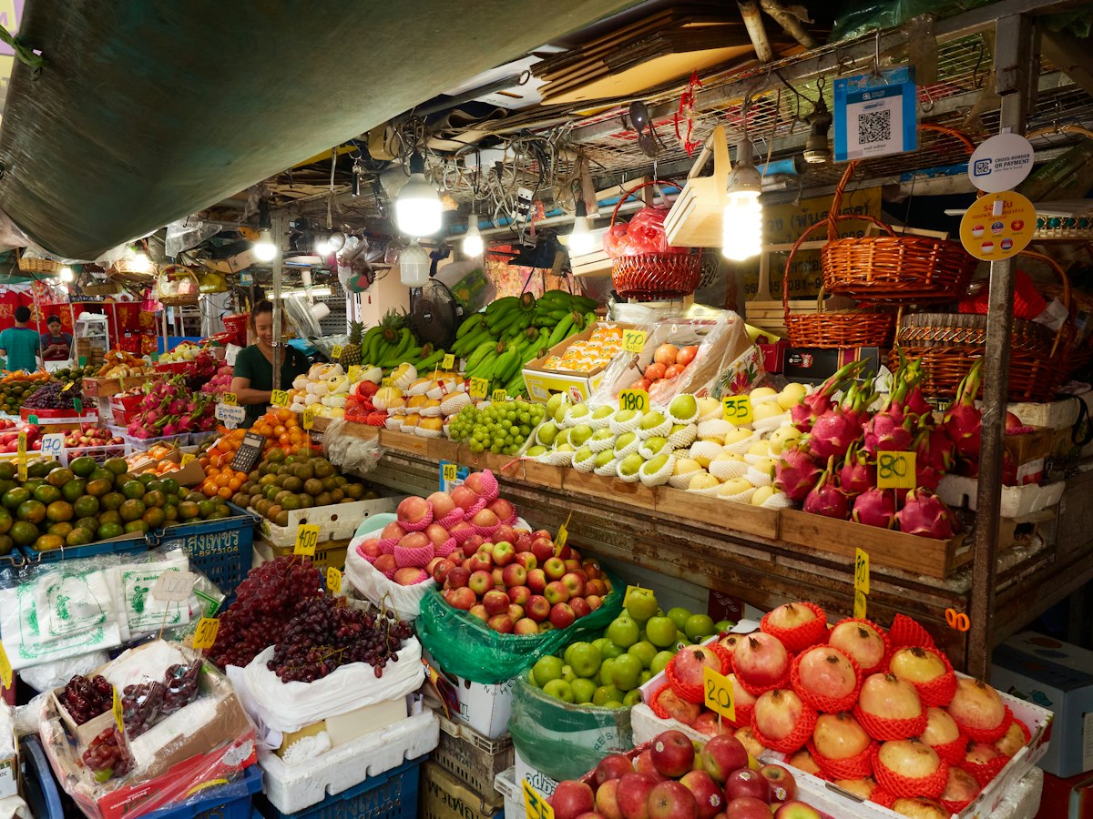 Banca de hortifruti com frutas e verduras